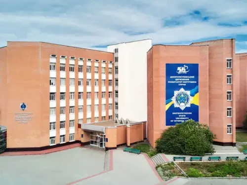 Приголомшені: мерзенний акт. У Дніпрі студент вишу МВС сфотографувався з тілом покійної.