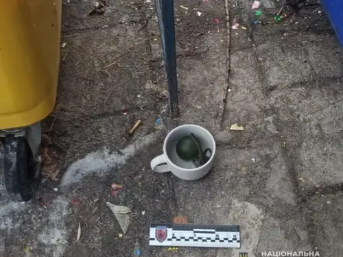 У Львові прибиральниця знайшла небезпечний об’єкт біля сміттєвого бака: іноземна граната в горнятку.