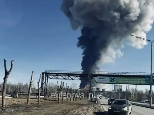 Усе палає. На російському підприємстві в Татарстані, що випускає гуму, стався вибух. Знімки, відеоматеріали