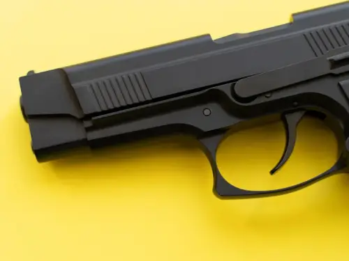 На Чернігівщині хлопчик натрапив на пістолет. При огляді знахідки зброя випадково поранила іншого хлопця.