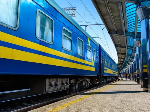 Потяг із Франківська до Черкас несподівано зупинився зранку. Привід – щаслива подія.