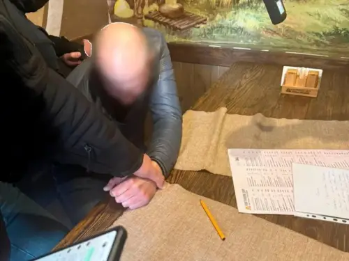 Затримано службовця “Укрзалізниці” при одержанні 100 тисяч доларів. Генпрокурор повідомив подробиці.