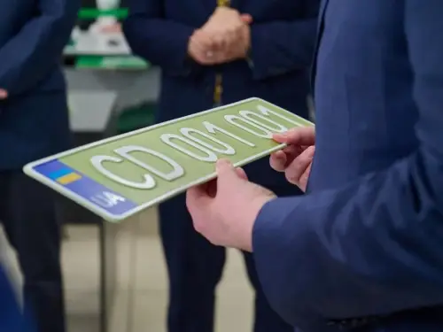 Транспортні засоби в Україні отримають номерні знаки оливкового відтінку. Яке їхнє призначення?