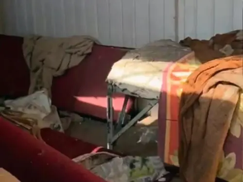 “Здох уже чи нє?” У Львівській області чоловіка 23 роки тримали у трудовому рабстві, зараз йому 71. Відео