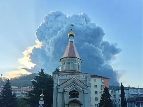 Ранок на НПЗ: чудовий вигляд. В Туапсе після дронової атаки – велике займання в гавані.