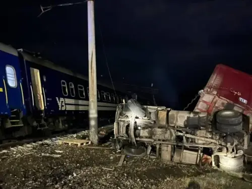 На Харківщині товарний потяг зіткнувся з фурою, вагони перекинулися.