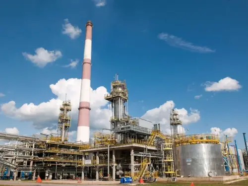 Велика російська нафтопереробка припинила функціонування через атаку БПЛА