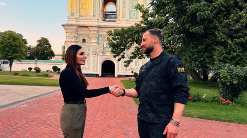 Хмара дала перше інтерв’ю як міністр оборони MAGA-блогерці Лумер.