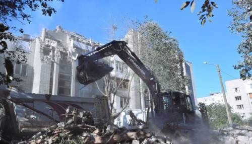 У Львові з-під уламків житлового будинку, що постраждав від ракетного удару, витягли тіло чоловіка.