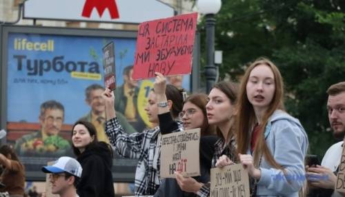 У столиці та інших населених пунктах протестні акції тривають уже шосту добу поспіль.
