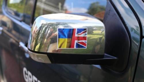 20 позашляховиків, генератори та медикаменти від британських аграріїв для українських воїнів