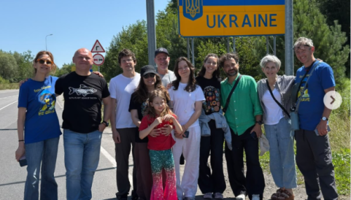 Американський актор Джессі Айзенберг допомагає на Львівщині