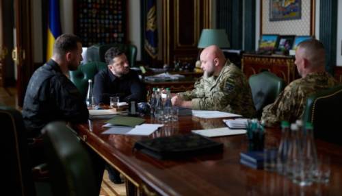 Глава держави провів наради з представниками армії та командирами підрозділів