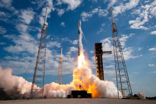 Космічний апарат SpaceX успішно виведений на орбіту для тестування обслуговування супутників.