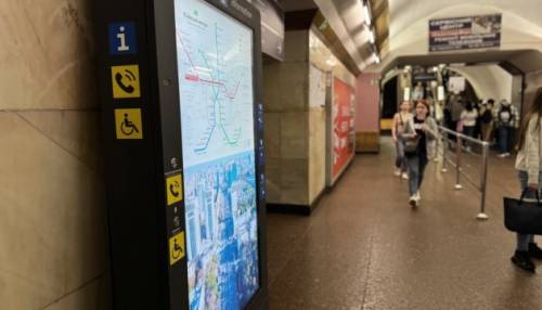 Біля метрополітену столиці облаштували інформаційні стенди для зв’язку подорожуючих з довідковою службою.