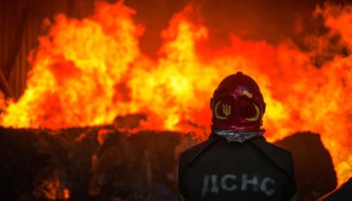 У столиці ліквідували займання у висотній будівлі, куди влучили уламки