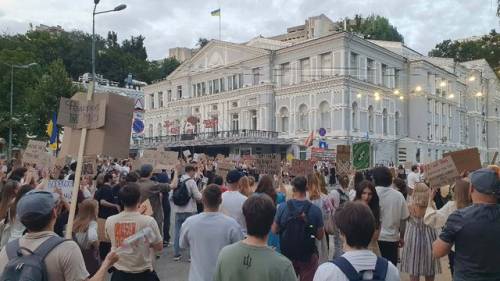 Кілька сотень киян у понеділок знову вийшли на акцію протесту проти відсторонення Федорова від посади міністра оборони.