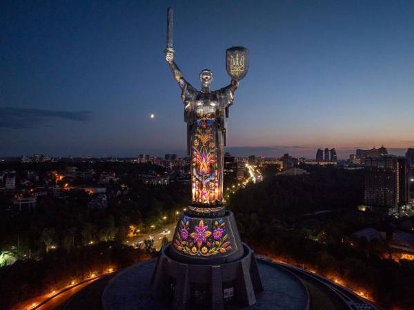 «Батьківщина-Мати» стала платформою для артінсталяції «Майбутнє пам’ятає»