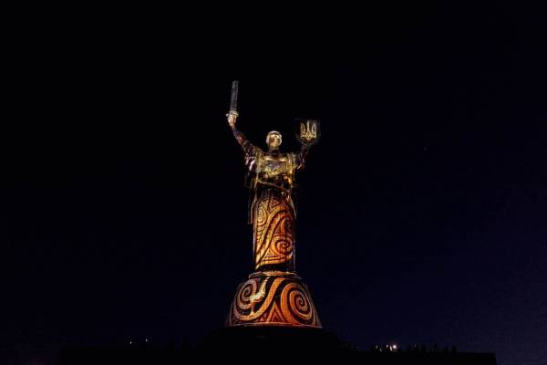 Батьківщина-Мати нагадує про майбутнє України до Дня Незалежності