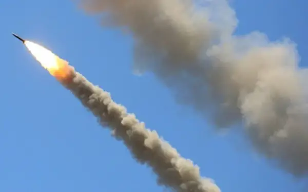 Київ відбиває балістичну атаку: пролунали вибухи