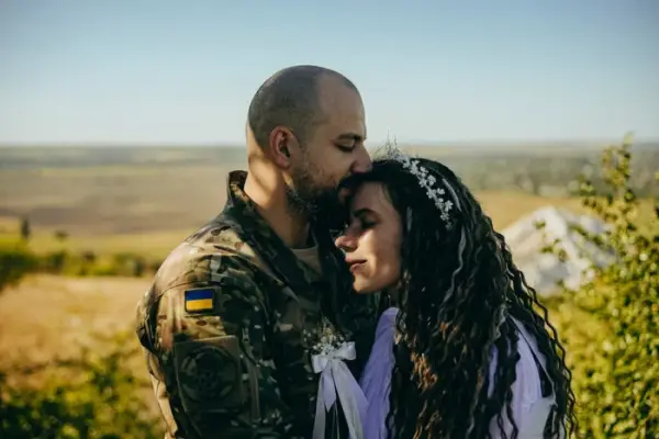 Весілля під звуки сирен: пара обвінчалася просто на головній площі Краматорська