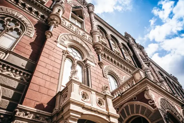 НБУ щотижня продає понад мільярд доларів на міжбанку