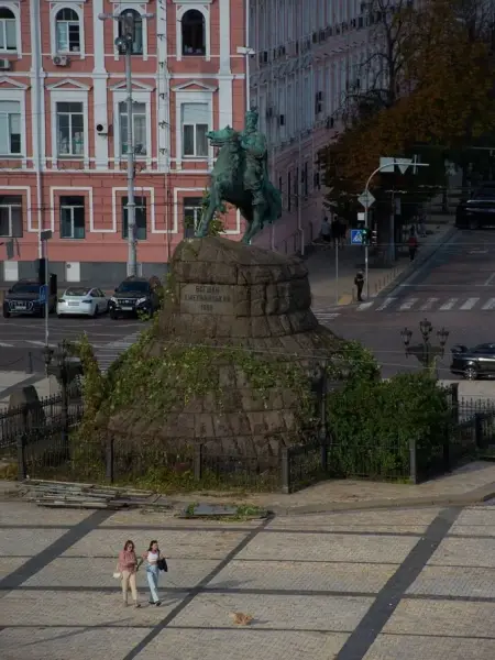 З пам’ятника Хмельницькому на Софійській площі зняли захист