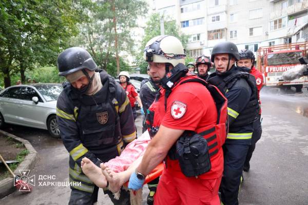 Російські ракети зруйнували сім поверхів харківської багатоповерхівки
