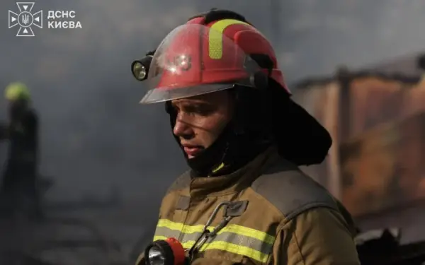 У Києві дрон спричинив загоряння багатоповерхівки на Оболоні
