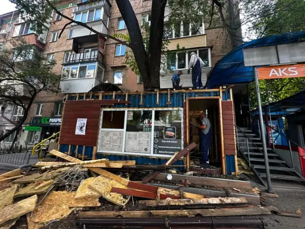 У Києві демонтували кіоск, що душив живе дерево