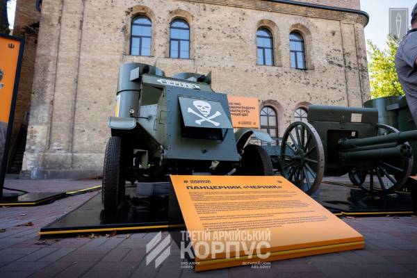 Київ побачив легендарні панцерники Січових стрільців, що повернулися з небуття