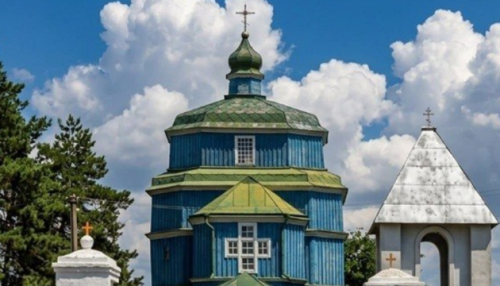 На Херсонщині через напад російських безпілотників зайнялася старовинна дерев’яна церква XVIII століття.