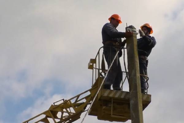 На Дніпропетровщині 26-27 серпня очікуються багатогодинні відключення світла: названо адреси