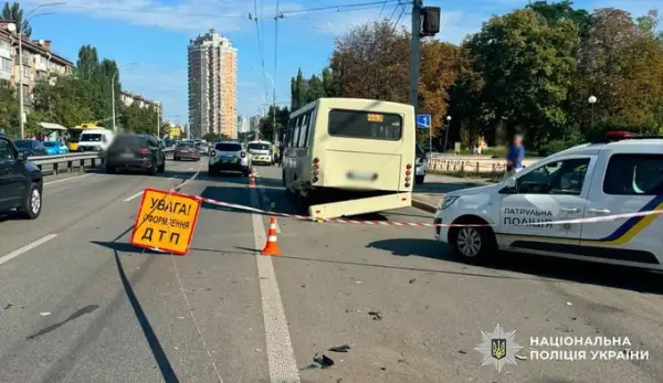 Автомобіль на повній швидкості врізався в маршрутку й зупинку на Чоколівському: є жертви