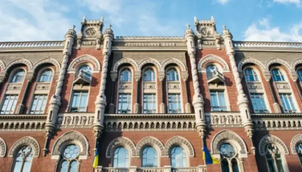 НБУ дозволив українцям купувати більше безготівкової валюти