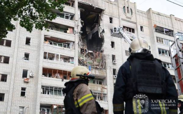 Російський дрон зруйнував частину харківської багатоповерхівки, є загиблі