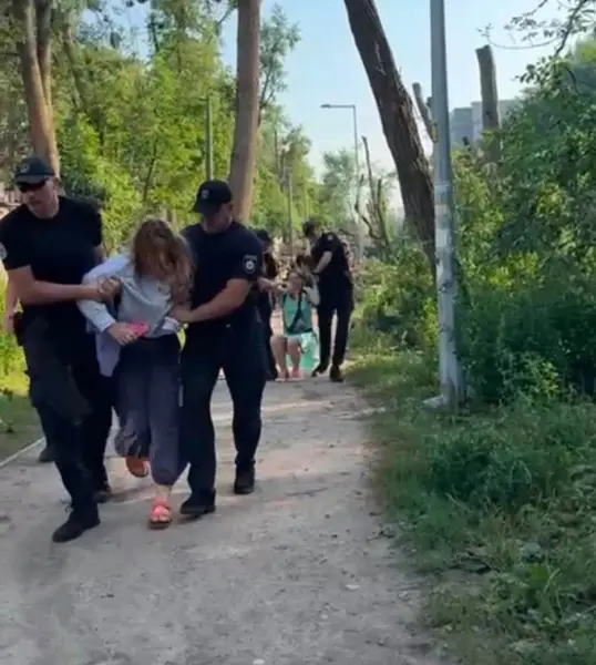 Поліція витісняє киян, які борються за дерева у парку Теремки