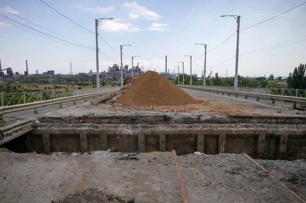Окупанти готують ремонт мосту біля “Азовсталі”