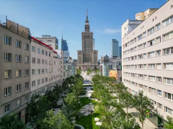 Варшава перетворила центр міста на зелену оазу з фонтанами