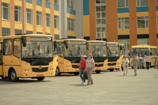 Київщина отримала 13 сучасних шкільних автобусів для громад