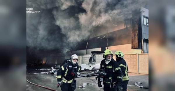 Росія вдарила по складах на Київщині: потужна пожежа охопила території
