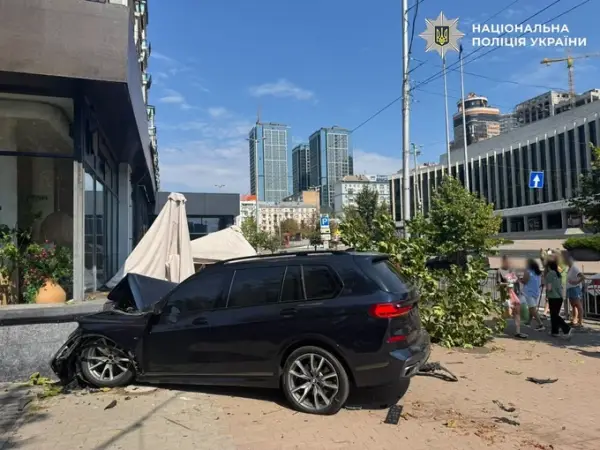 Автомобіль налетів на терасу ресторану біля палацу «Україна»