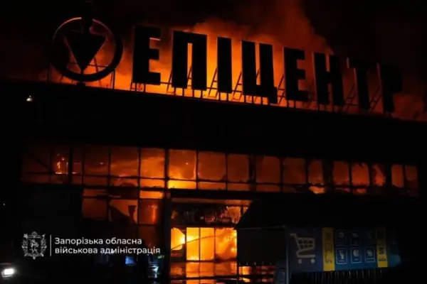 Наслідки удару по “Епіцентру” в Запоріжжі: рятувальники показали відео та фото