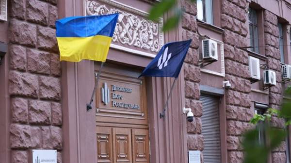 ДБР: начальник поліції охорони на Дніпропетровщині збирав “данину” з підлеглих