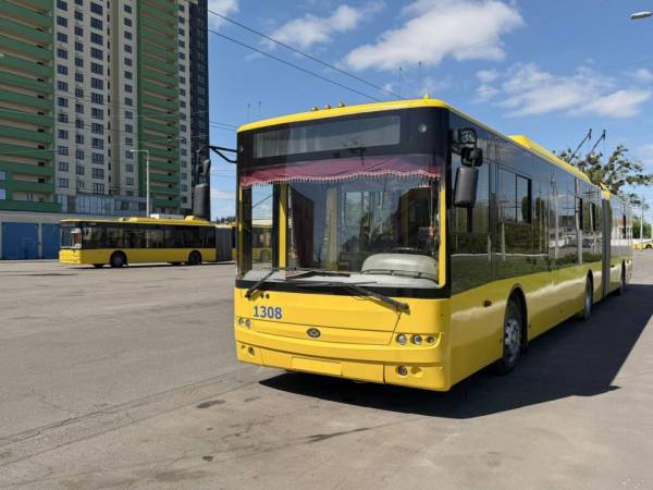 Спека вивела з ладу київську мережу: зупинено рух трамваїв та тролейбусів у двох районах