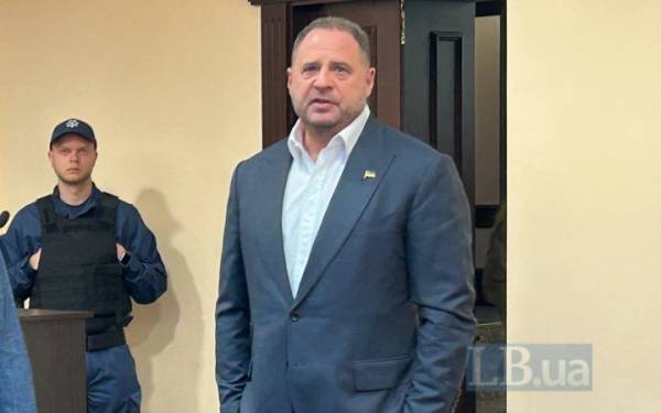 Суд скасував обмеження на поїздки Єрмака по областях