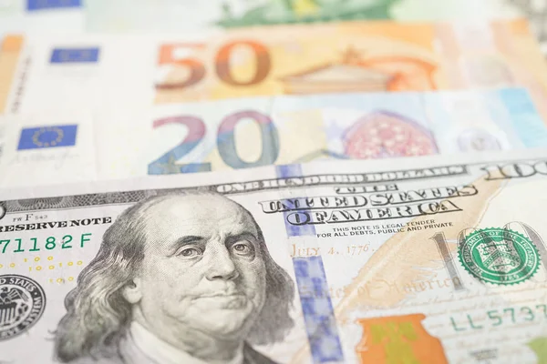 Нацбанк встановив курс: долар зріс, євро втратило позиції