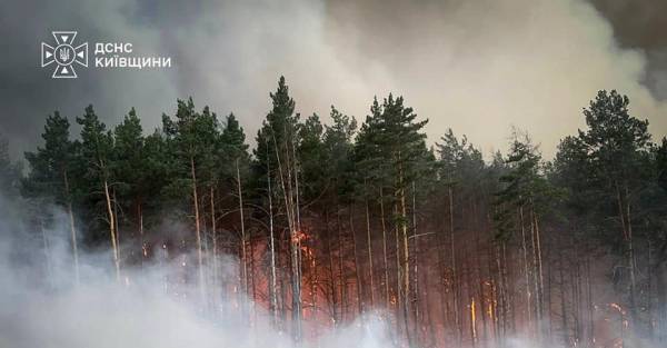 На Київщині палає масштабний промисловий об’єкт