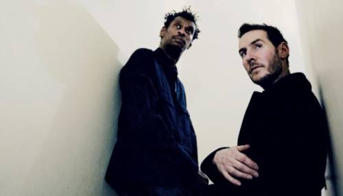 Британському гурту Massive Attack було відмовлено у виступі в Сінгапурі через те, що вони розгорнули палестинський прапор.