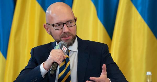 Яценюк: Корупція довкола Зеленського не зашкодить Україні